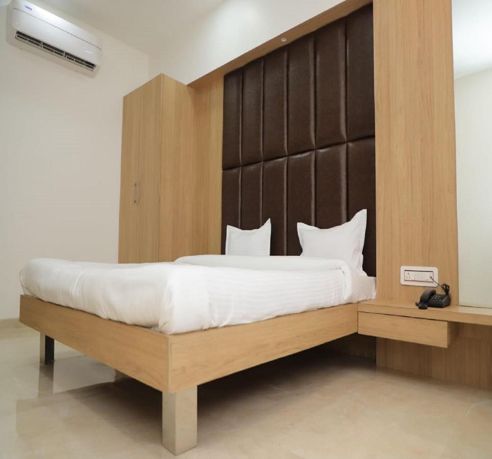 Hotel Dwarka Palace Ahmednagar Exterior foto